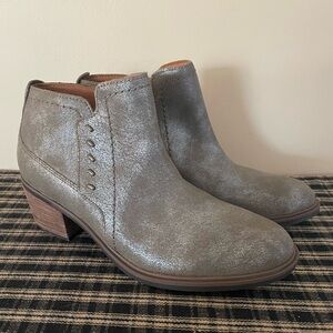 Clarks Neva Lo Ankle Boots 8 M Pewter Metallic Leather Stacked Heel Booties⁠